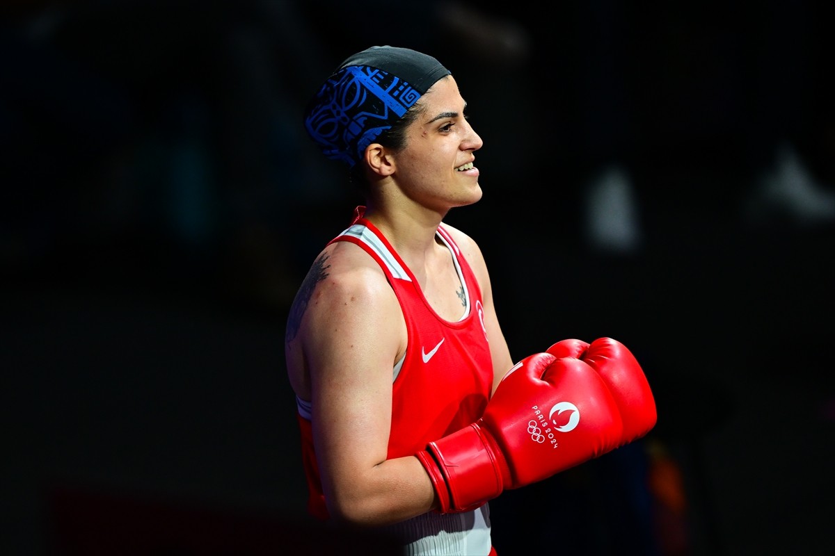 Paris 2024 Olimpiyat Oyunları'nda milli sporcu Busenaz Sürmeneli (kırmızı), North Paris Arena’da...