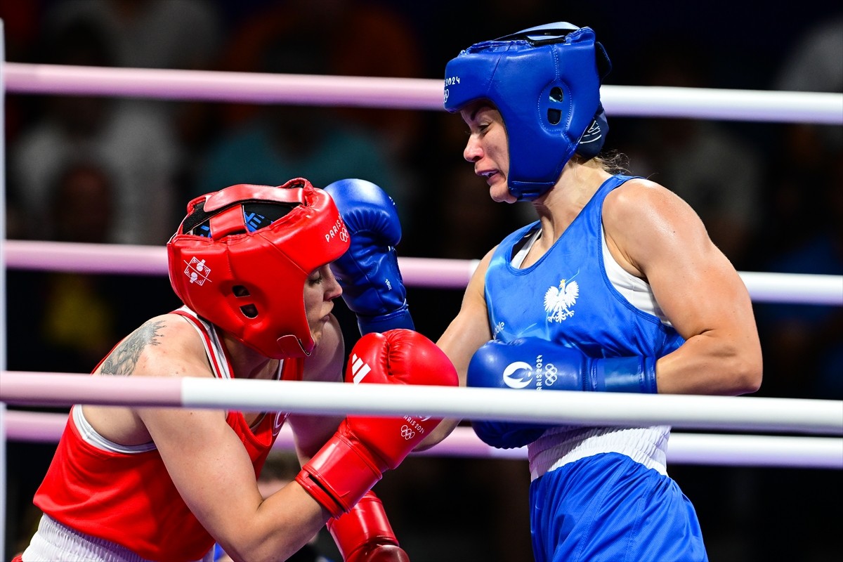 Paris 2024 Olimpiyat Oyunları'nda milli sporcu Busenaz Sürmeneli (kırmızı), North Paris Arena’da...