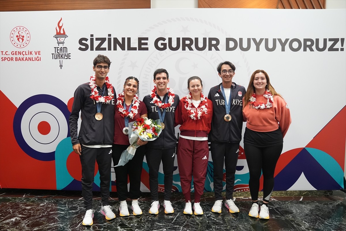 Paris 2024 Olimpiyat Oyunları'nda mücadele eden Okçuluk ve Atıcılık Milli Takımı yurda döndü....