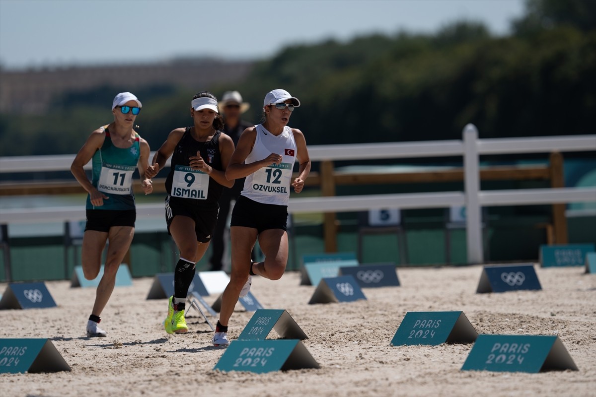 Paris 2024 Olimpiyat Oyunları'nda, Paris'teki Versay Sarayı'nda kadınlar modern pentatlonun finali...