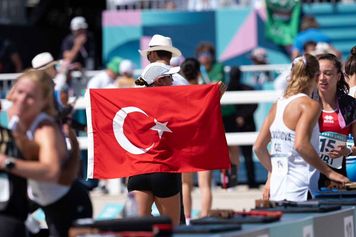 Paris 2024 Olimpiyat Oyunları'nda, Paris'teki Versay Sarayı'nda kadınlar modern pentatlonun finali...