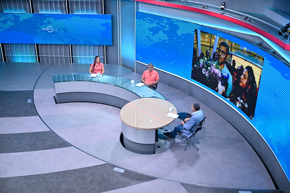 Paris 2024 Olimpiyatları'nda karışık takım 10 metre havalı tabanca kategorisinde gümüş madalya...