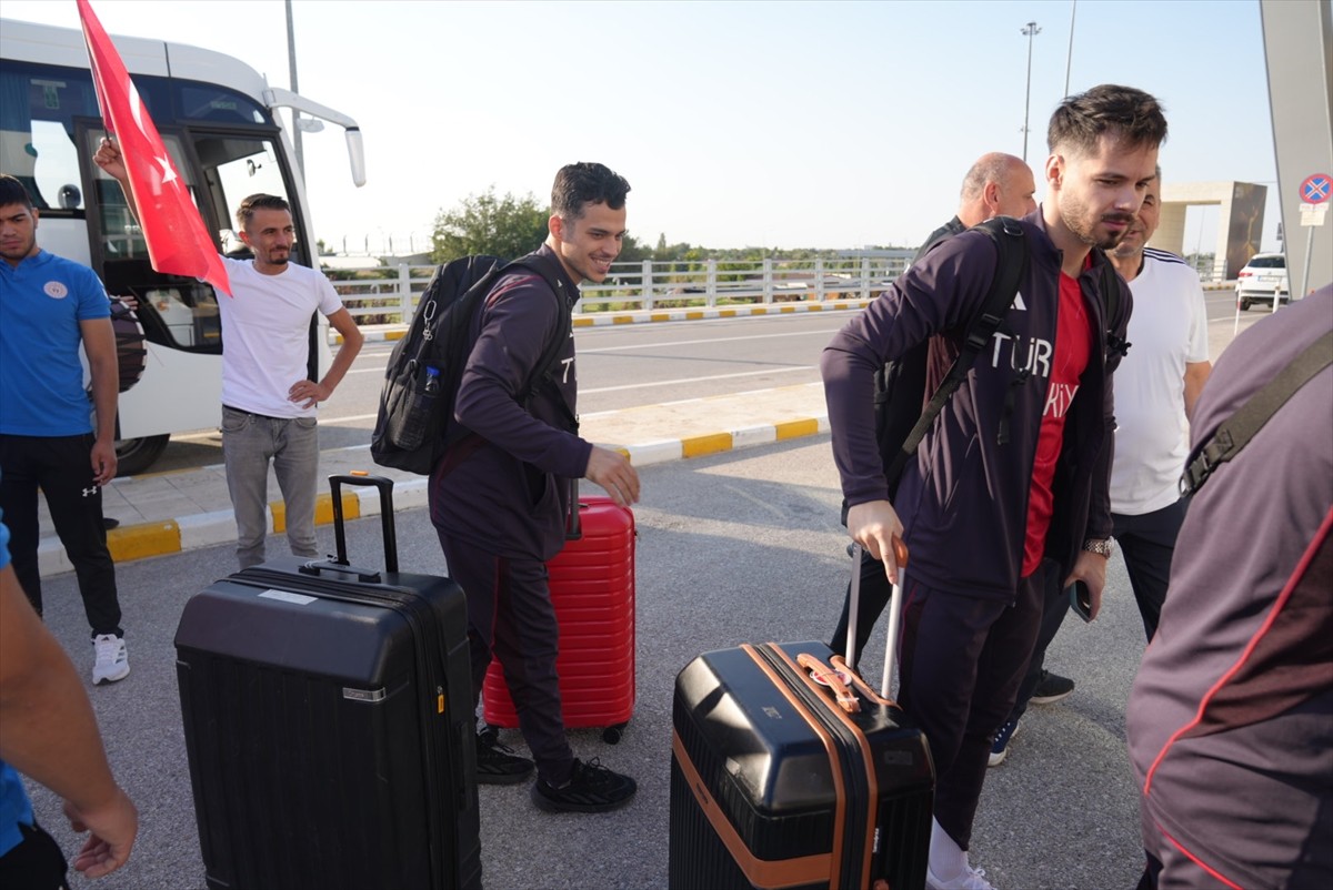 Paris 2024 Olimpiyatları'nda Türkiye'yi temsil edecek milli tekvandocular, Konya Havalimanı'nda...