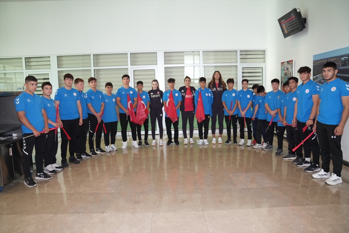 Paris 2024 Olimpiyatları'nda Türkiye'yi temsil edecek milli tekvandocular, Konya Havalimanı'nda...
