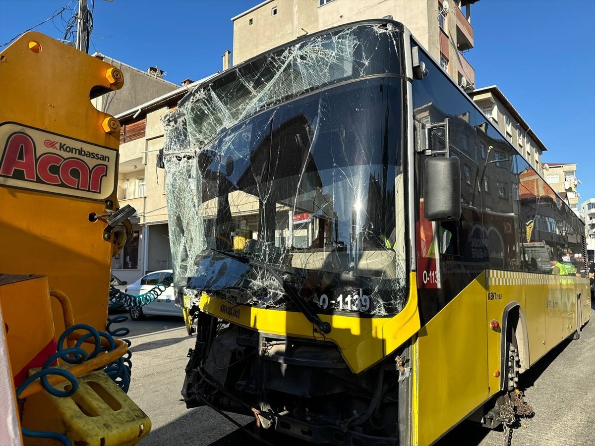 Pendik'te binaya çarpan İETT otobüsü, apartmandaki güçlendirme çalışmalarının ardından vinç...
