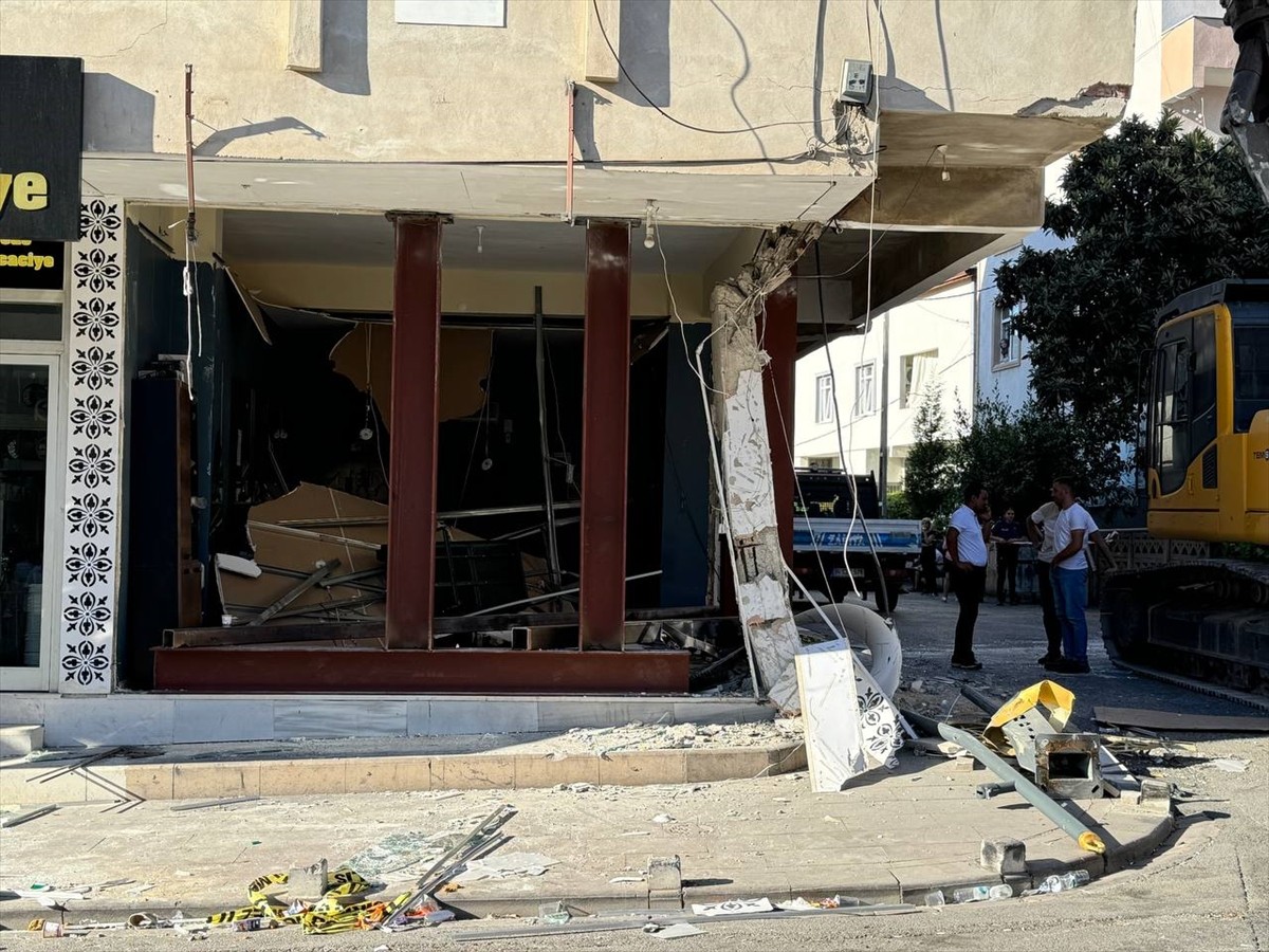 Pendik'te binaya çarpan İETT otobüsü, apartmandaki güçlendirme çalışmalarının ardından vinç...