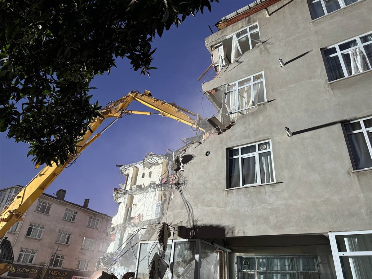 Pendik'te İETT otobüsünün çarptığı binanın yıkım işlemine yarın devam edilecek.