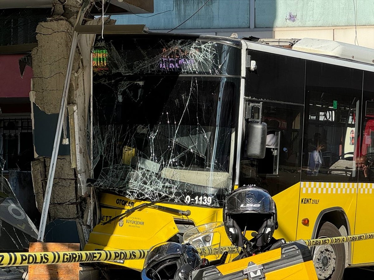 Pendik'te, seyir halindeyken binaya çarpan İETT otobüsündeki 6 yolcu yaralandı.