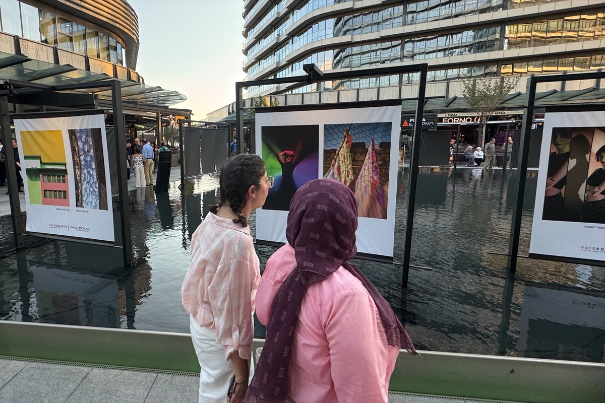 Profesyonel ve amatör fotoğrafçılardan oluşan Fotokolektif Sanat Galerisi'nin 40 üyesi, "renk"...