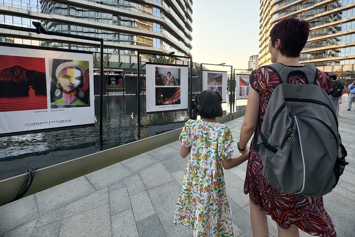Profesyonel ve amatör fotoğrafçılardan oluşan Fotokolektif Sanat Galerisi'nin 40 üyesi, "renk"...