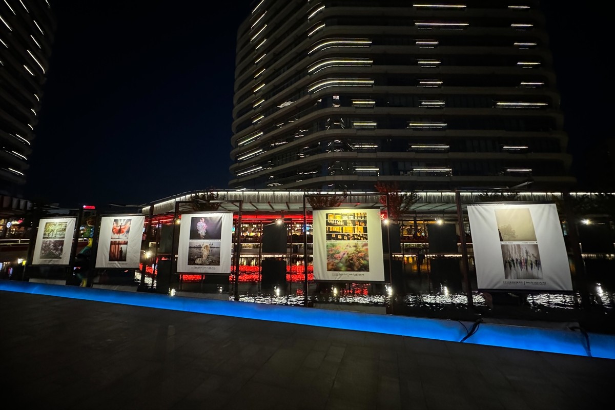 Profesyonel ve amatör fotoğrafçılardan oluşan Fotokolektif Sanat Galerisi'nin 40 üyesi, "renk"...