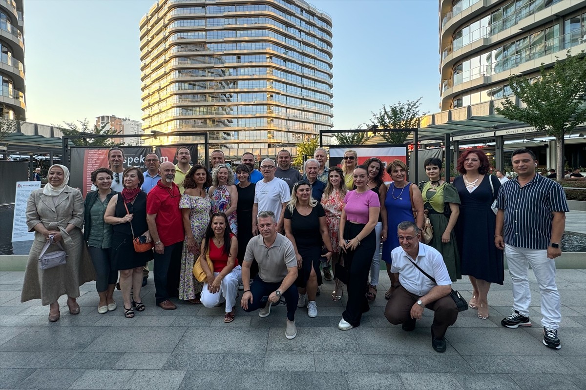 Profesyonel ve amatör fotoğrafçılardan oluşan Fotokolektif Sanat Galerisi'nin 40 üyesi, "renk"...