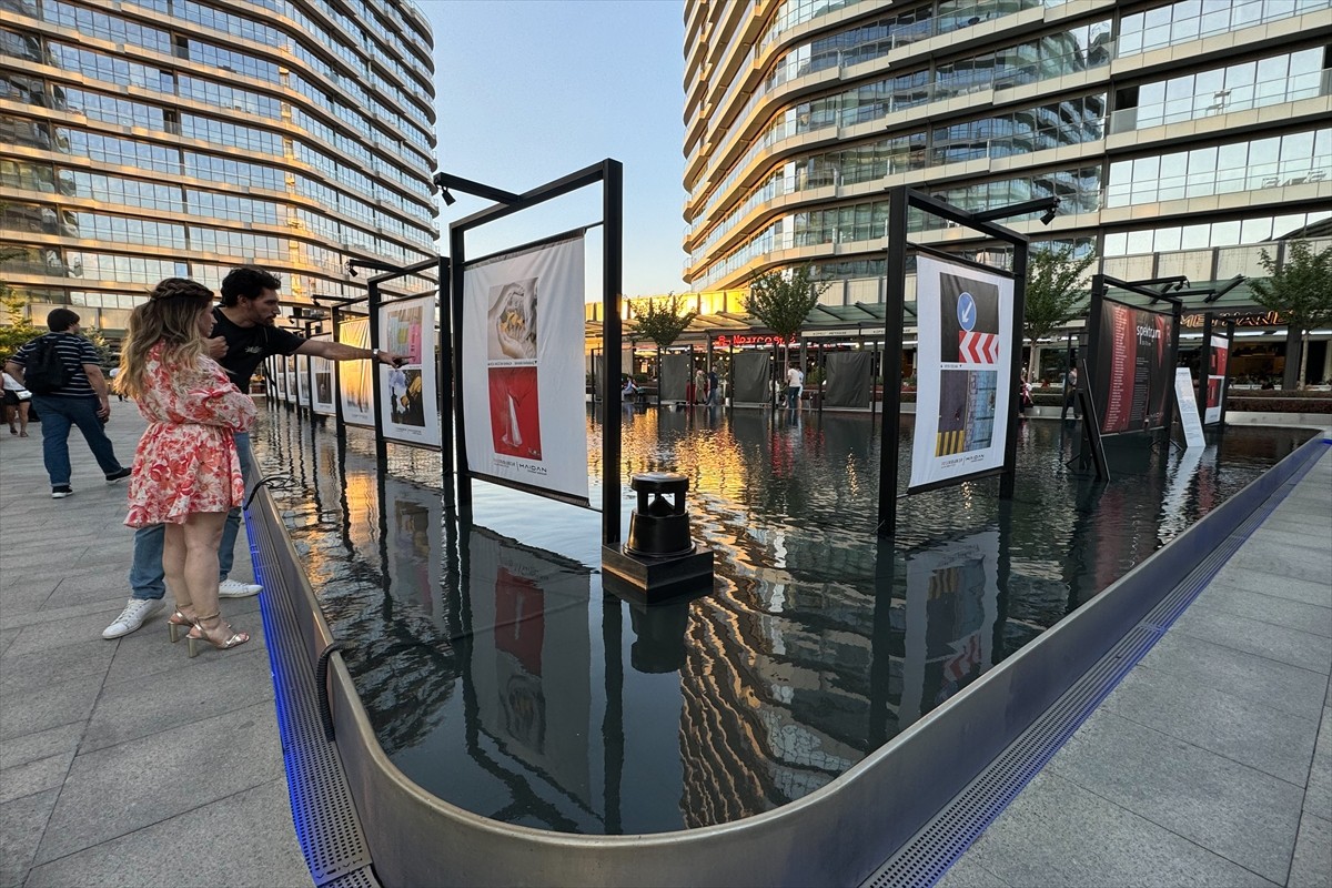 Profesyonel ve amatör fotoğrafçılardan oluşan Fotokolektif Sanat Galerisi'nin 40 üyesi, "renk"...