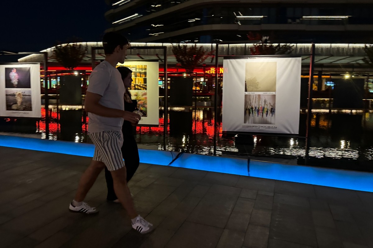 Profesyonel ve amatör fotoğrafçılardan oluşan Fotokolektif Sanat Galerisi'nin 40 üyesi, "renk"...