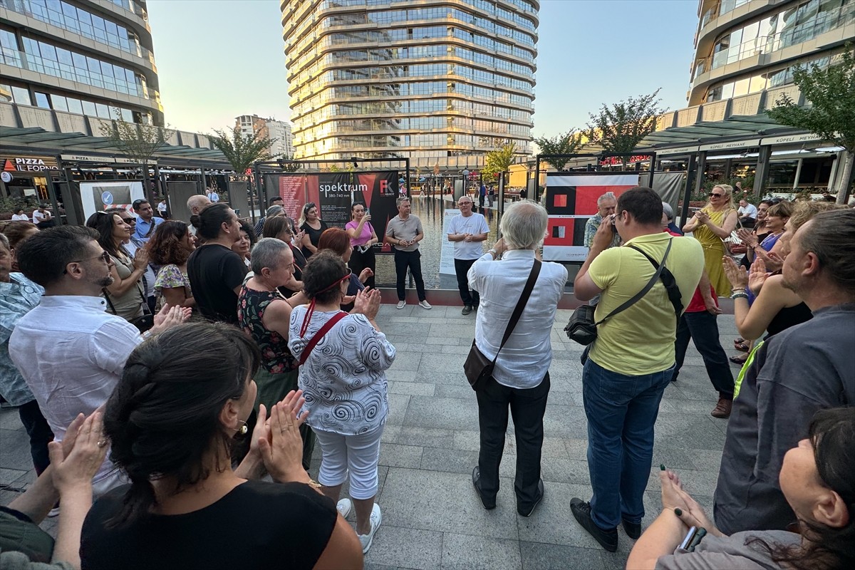 Profesyonel ve amatör fotoğrafçılardan oluşan Fotokolektif Sanat Galerisi'nin 40 üyesi, "renk"...