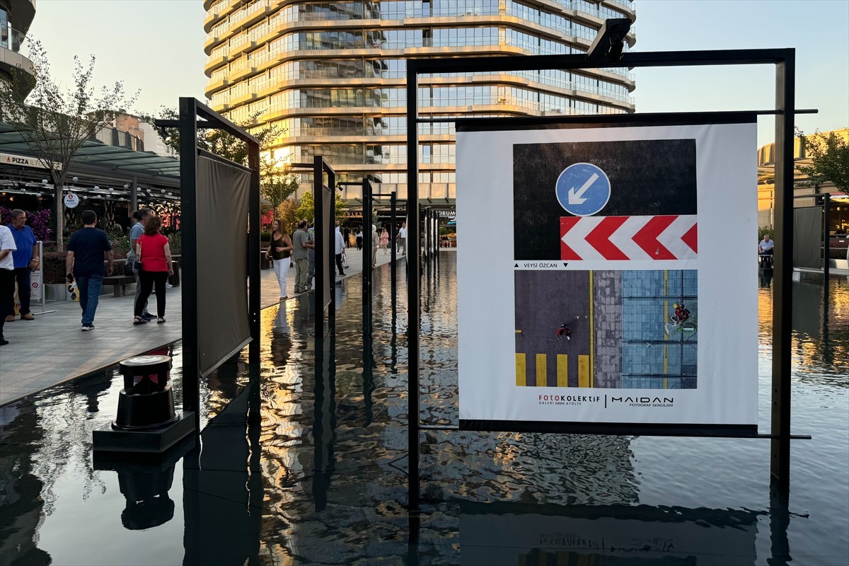 Profesyonel ve amatör fotoğrafçılardan oluşan Fotokolektif Sanat Galerisi'nin 40 üyesi, "renk"...