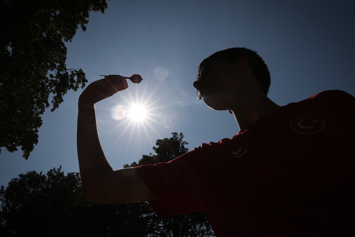 "Çelik adam" lakaplı milli dart sporcusu 17 yaşındaki Toprak Aras, haziran ayında gençlerde elde...