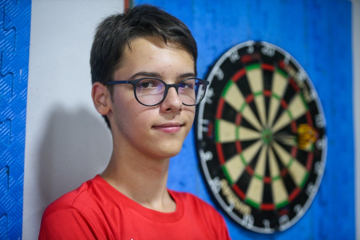 "Çelik adam" lakaplı milli dart sporcusu 17 yaşındaki Toprak Aras, haziran ayında gençlerde elde...