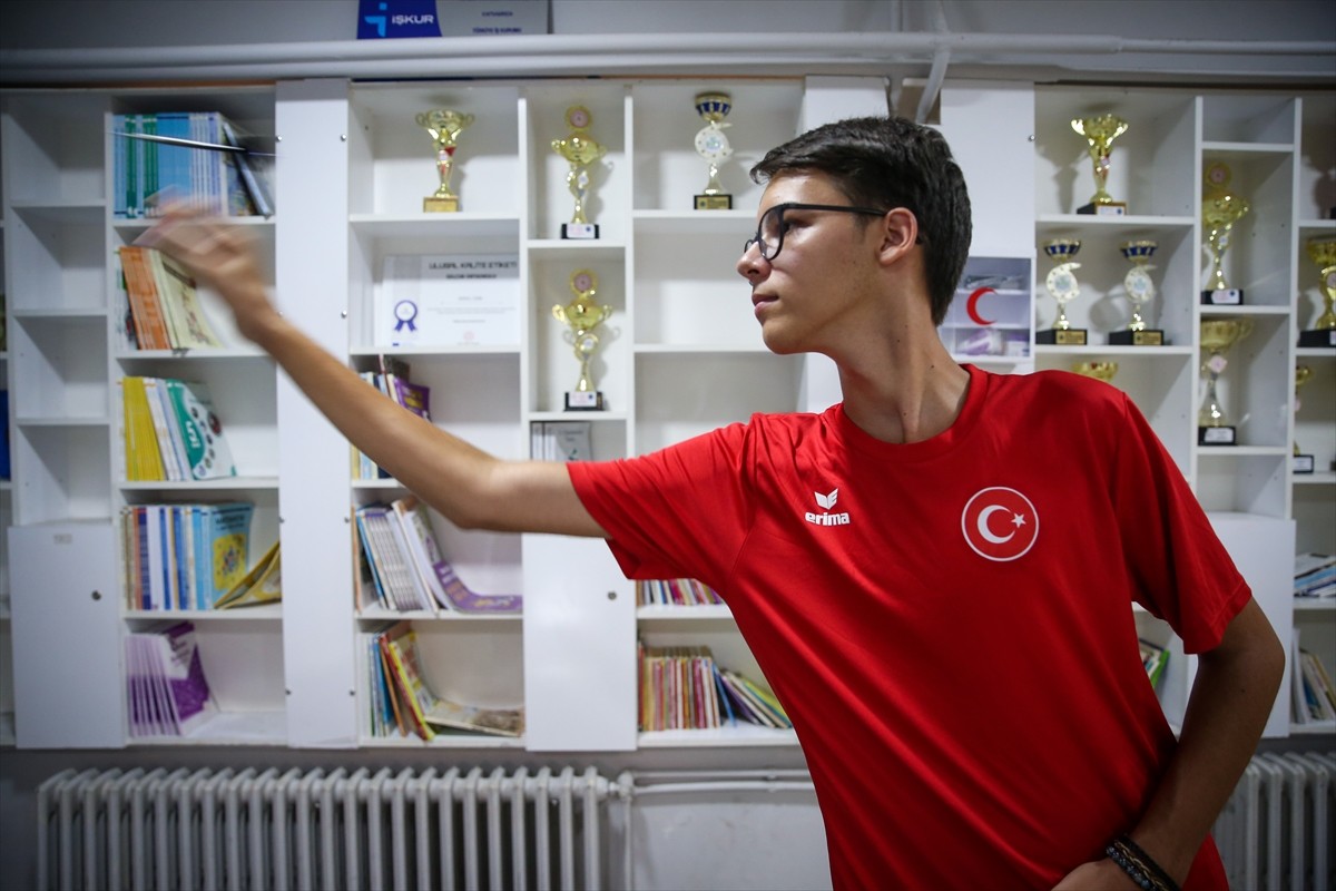 "Çelik adam" lakaplı milli dart sporcusu 17 yaşındaki Toprak Aras, haziran ayında gençlerde elde...