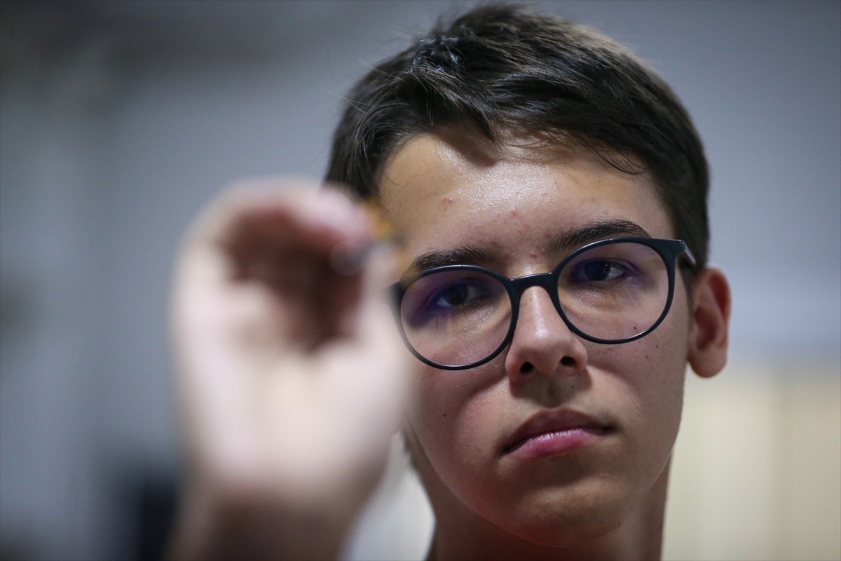 "Çelik adam" lakaplı milli dart sporcusu 17 yaşındaki Toprak Aras, haziran ayında gençlerde elde...