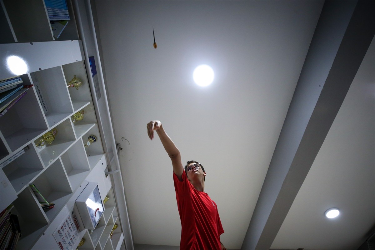 "Çelik adam" lakaplı milli dart sporcusu 17 yaşındaki Toprak Aras, haziran ayında gençlerde elde...