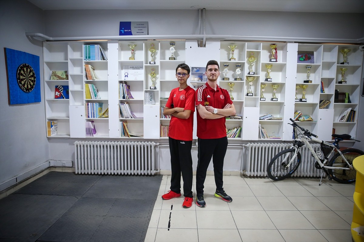 "Çelik adam" lakaplı milli dart sporcusu 17 yaşındaki Toprak Aras, haziran ayında gençlerde elde...