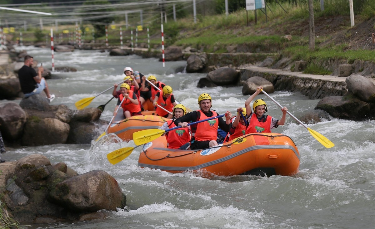 Rize'de, "13. Uluslararası Tulum, Müzik ve Sanat Festivali" kapsamında ülkeler arası rafting...