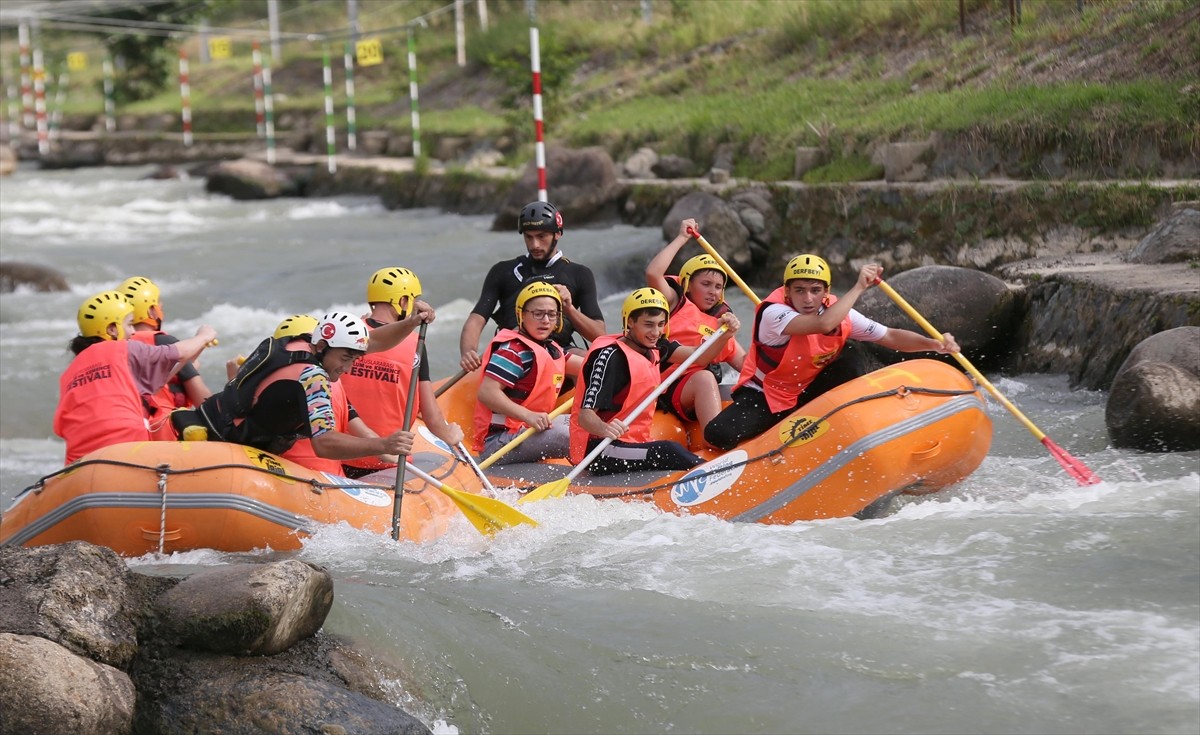 Rize'de, "13. Uluslararası Tulum, Müzik ve Sanat Festivali" kapsamında ülkeler arası rafting...