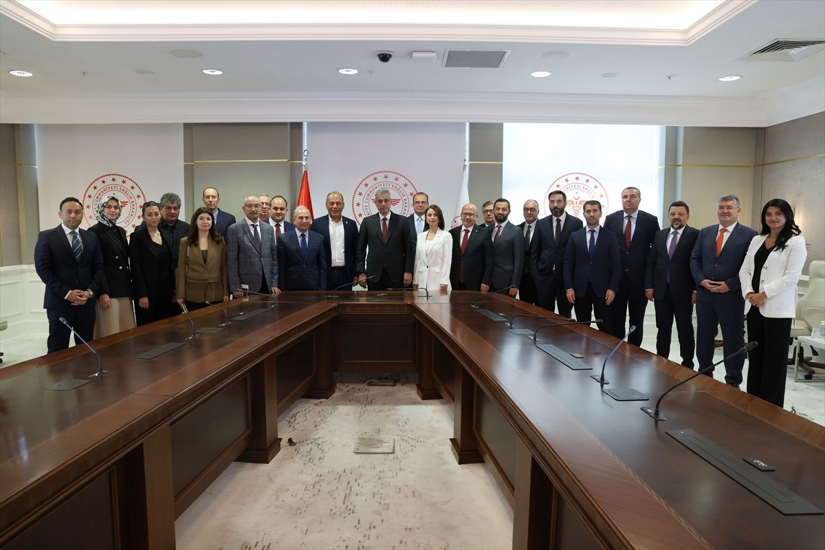 Sağlık Bakanı Kemal Memişoğlu, medya kuruluşlarının Ankara temsilcileriyle bir araya...