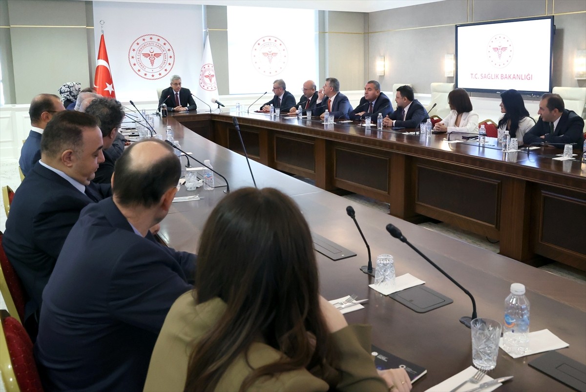 Sağlık Bakanı Kemal Memişoğlu, medya kuruluşlarının Ankara temsilcileriyle bir araya...