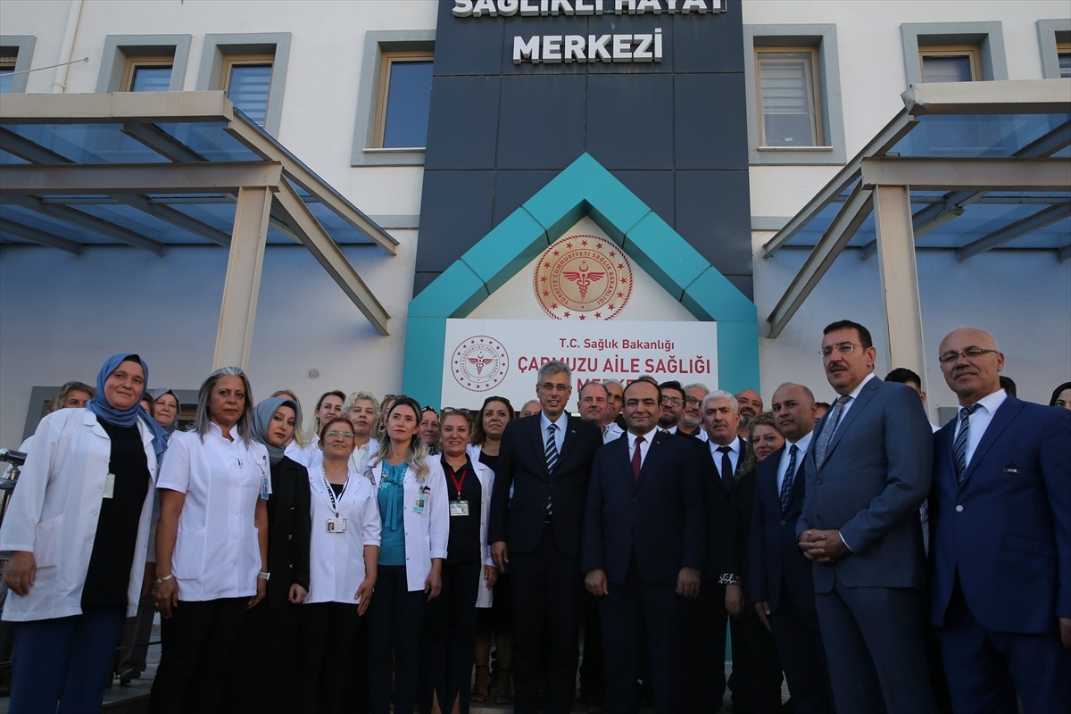 Sağlık Bakanı Kemal Memişoğlu (ortada), çeşitli temaslarda bulunmak üzere geldiği Malatya'da Vali...