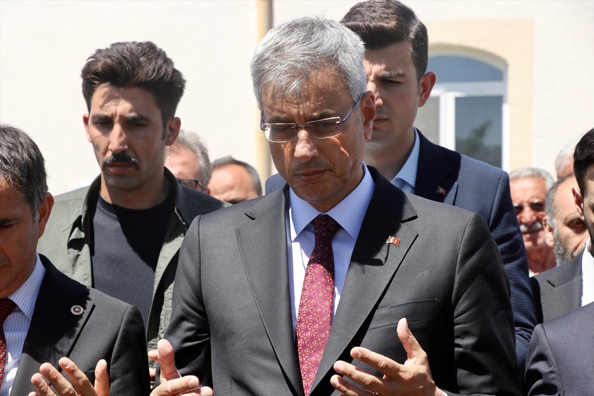 Sağlık Bakanı Kemal Memişoğlu (sağ 2), İran'ın başkenti Tahran'da suikasta uğrayan Hamas Siyasi...