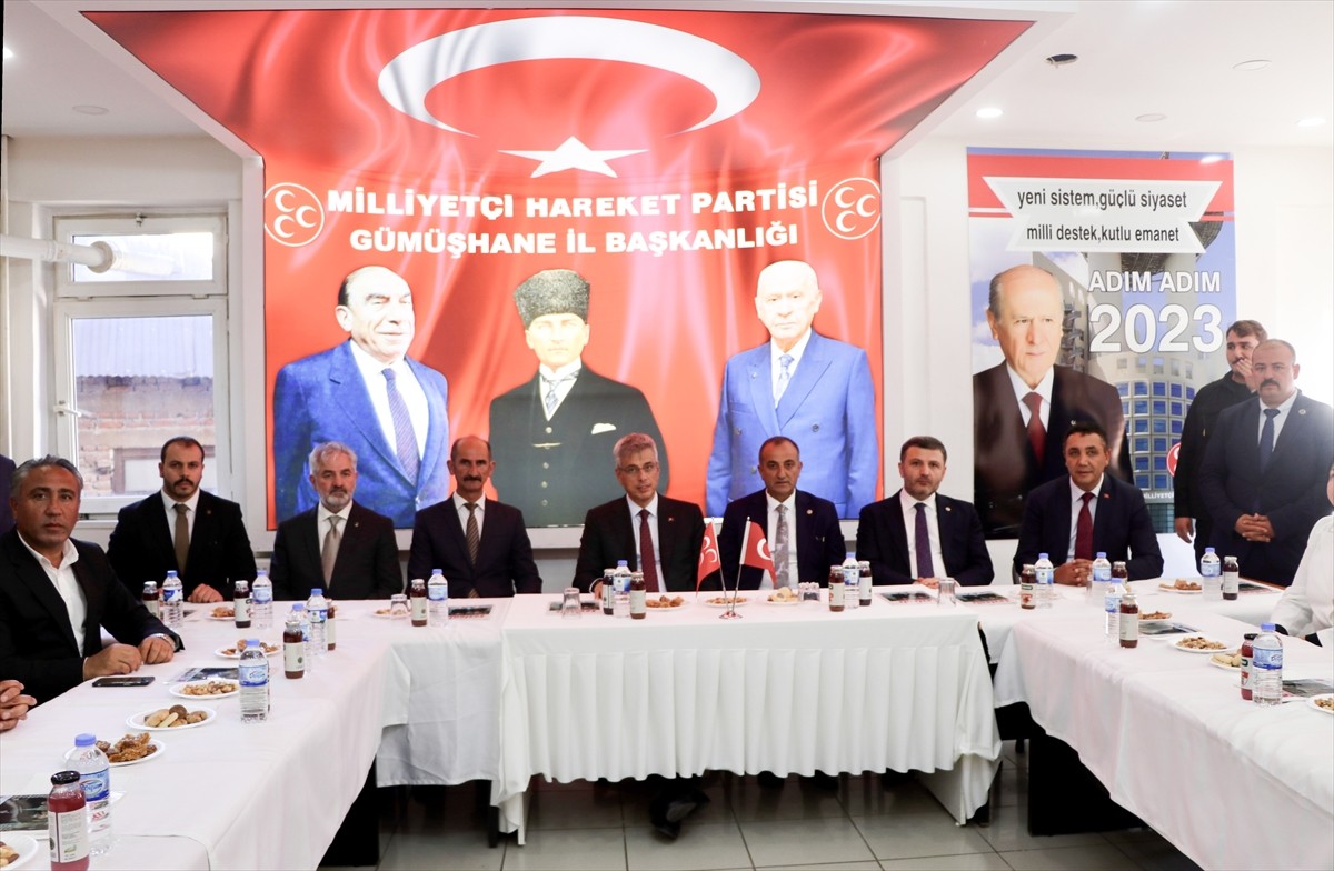 Sağlık Bakanı Kemal Memişoğlu (sağda), çeşitli temaslarda bulunmak için geldiği Gümüşhane'de Vali...