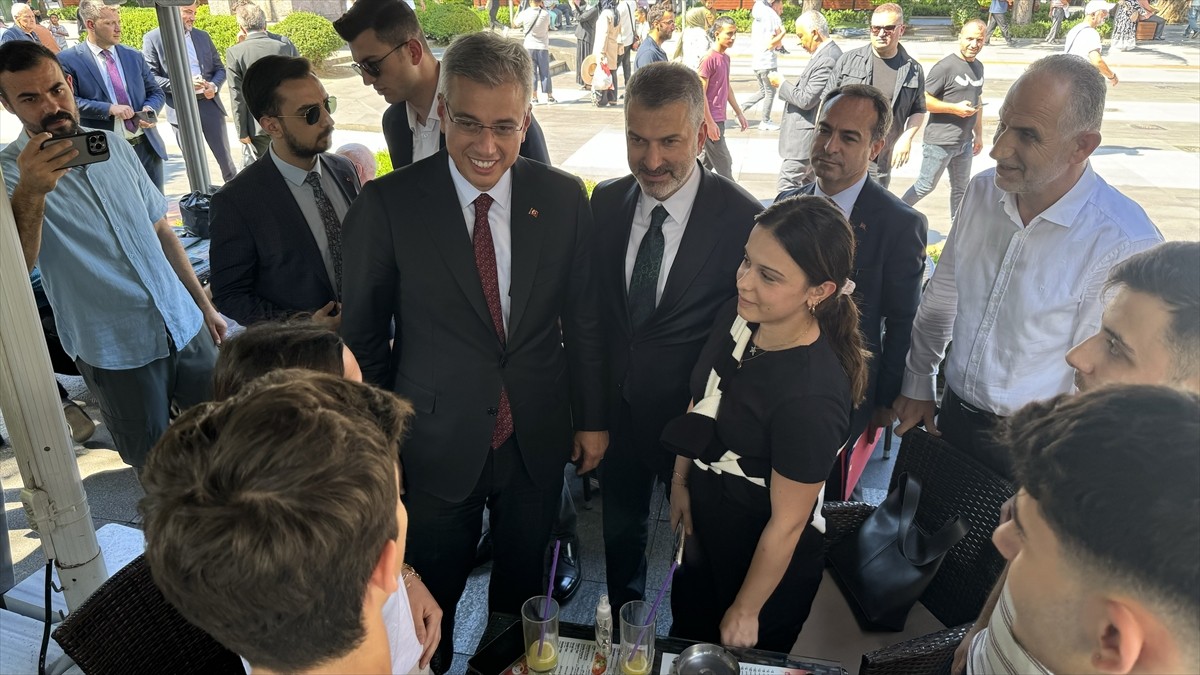 Sağlık Bakanı Kemal Memişoğlu (sol 2), 15 Temmuz Şehitler ve Hürriyet Parkı ile Uzunsokak'taki...