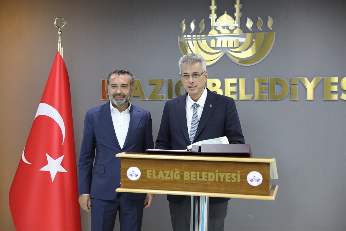 Sağlık Bakanı Kemal Memişoğlu (solda), temaslarda bulunmak amacıyla geldiği Elazığ'da, Valiliği...