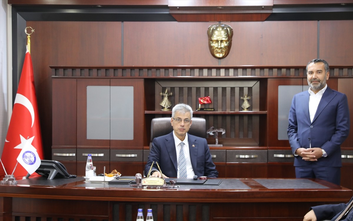 Sağlık Bakanı Kemal Memişoğlu (solda), temaslarda bulunmak amacıyla geldiği Elazığ'da, Valiliği...