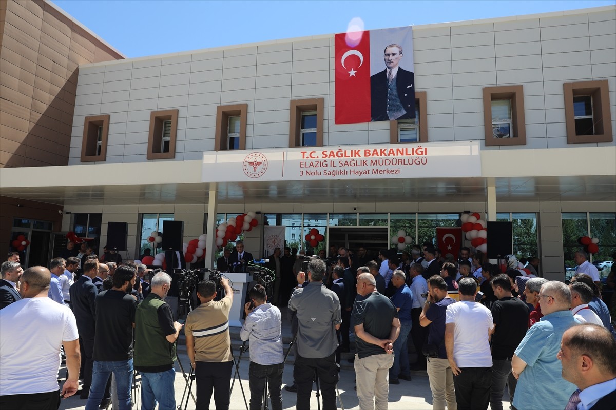 Sağlık Bakanı Kemal Memişoğlu (solda), temaslarda bulunmak amacıyla geldiği Elazığ'da, Valiliği...