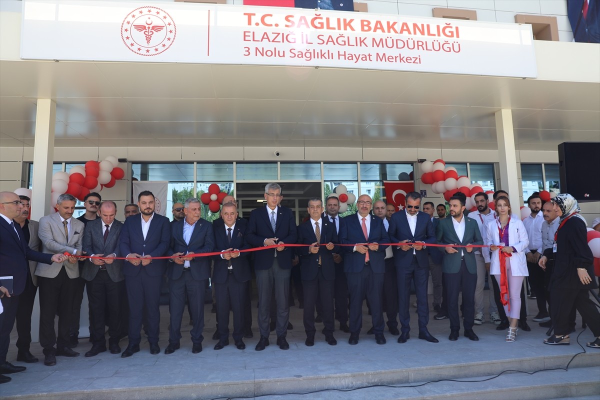 Sağlık Bakanı Kemal Memişoğlu (solda), temaslarda bulunmak amacıyla geldiği Elazığ'da, Valiliği...