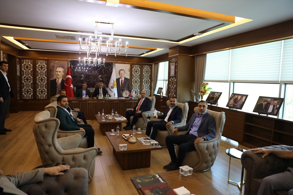 Sağlık Bakanı Kemal Memişoğlu (solda), temaslarda bulunmak amacıyla geldiği Elazığ'da, Valiliği...