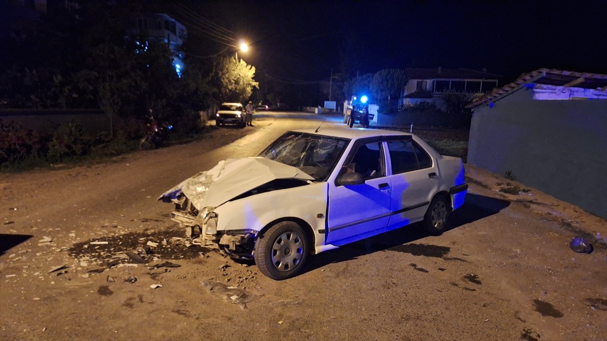 Samsun'un Bafra ilçesinde traktöre çarpan otomobildeki 4 kişi yaralandı.
