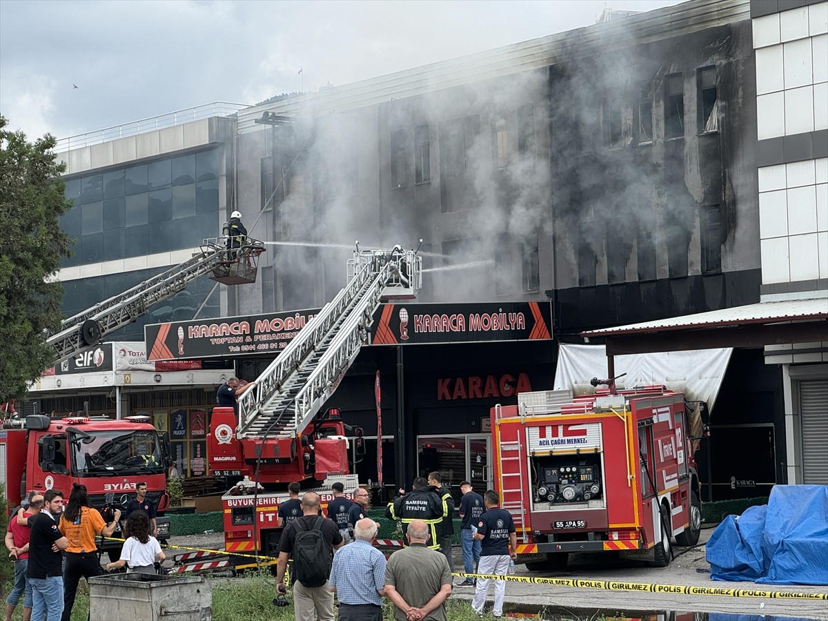 Samsun'un Tekkeköy ilçesinde sanayi sitesindeki mobilya imalathanesinde çıkan yangın kontrol...
