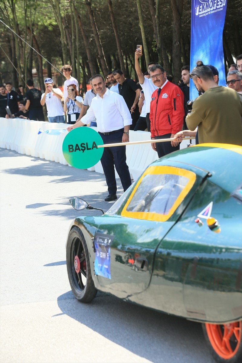 Sanayi ve Teknoloji Bakanı Mehmet Fatih Kacır, Teknofest Elektrikli Araç Yarışları'nın...