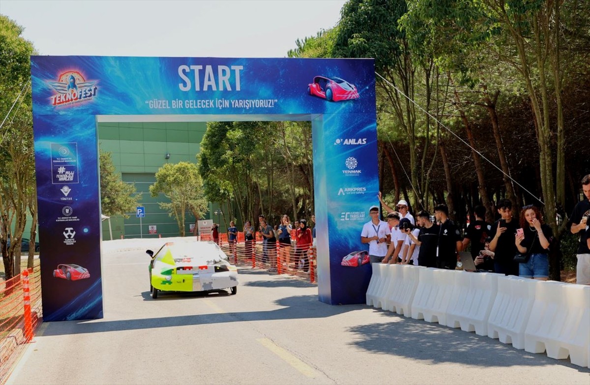 Sanayi ve Teknoloji Bakanı Mehmet Fatih Kacır, Teknofest Elektrikli Araç Yarışları'nın...