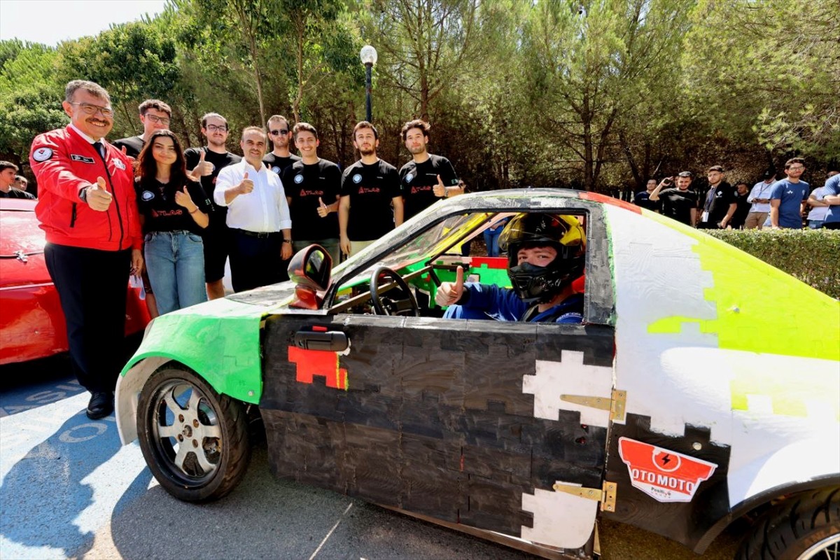 Sanayi ve Teknoloji Bakanı Mehmet Fatih Kacır, Teknofest Elektrikli Araç Yarışları'nın...