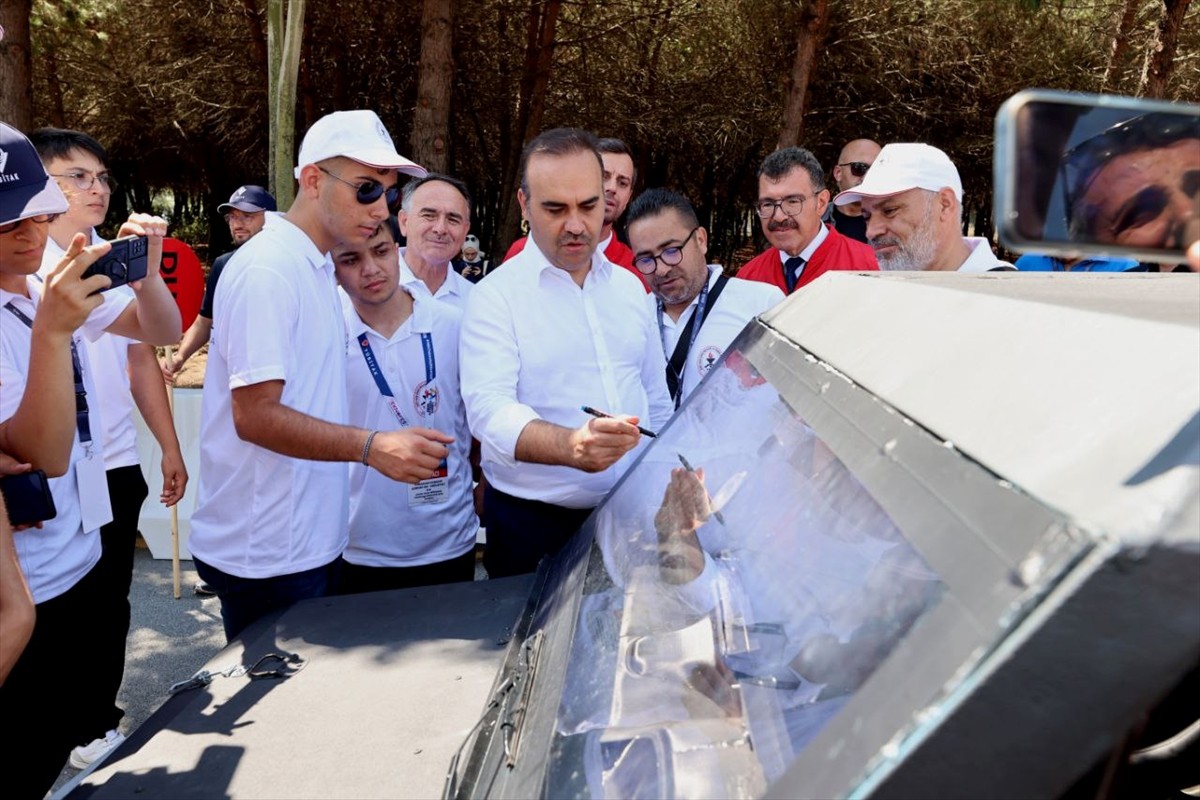 Sanayi ve Teknoloji Bakanı Mehmet Fatih Kacır, Teknofest Elektrikli Araç Yarışları'nın...