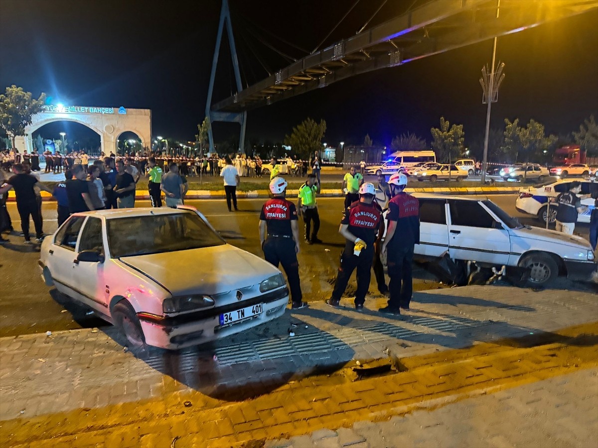 Şanlıurfa'da kontrol çıkan aracın kaldırımdaki yayalara çarpması sonucu 5 çocuk hayatını kaybetti...