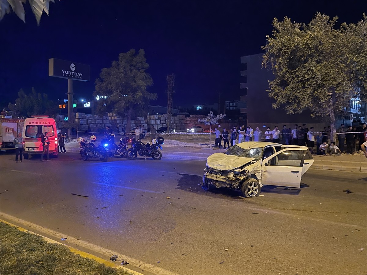 Şanlıurfa'da kontrol çıkan aracın kaldırımdaki yayalara çarpması sonucu 5 çocuk hayatını kaybetti...