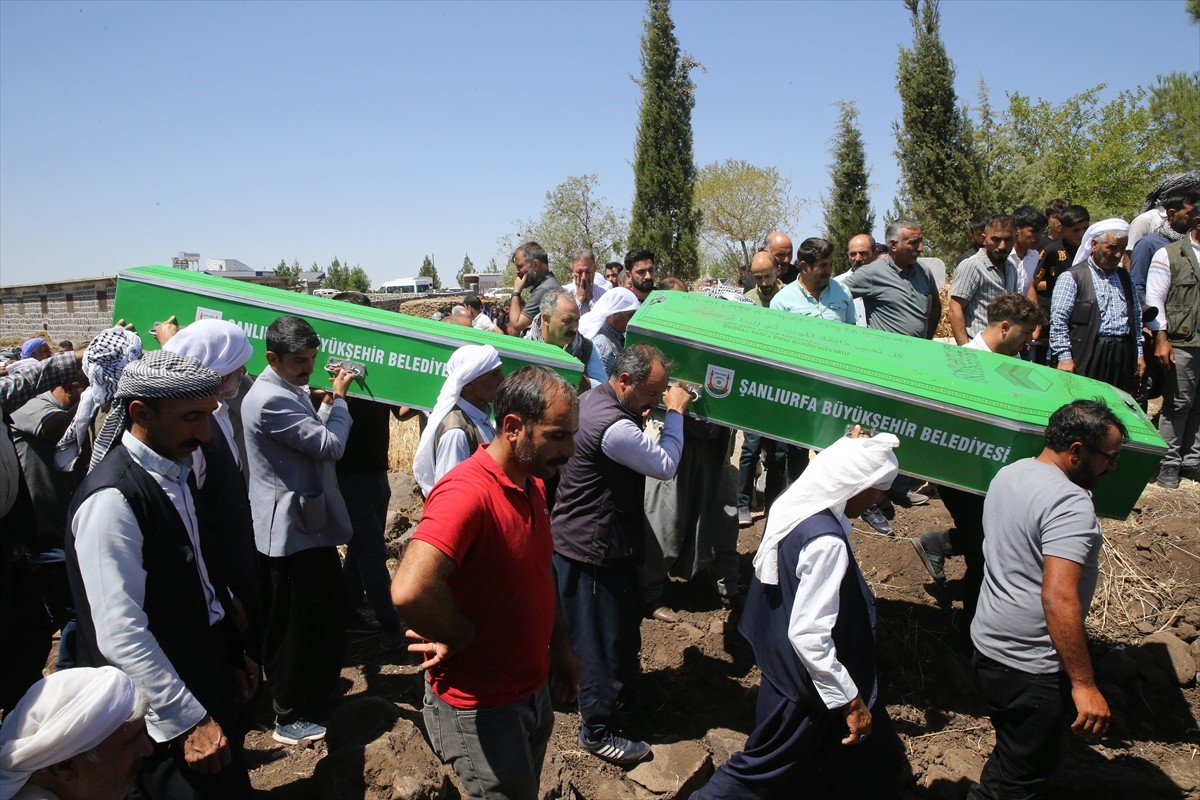 Şanlıurfa'da kontrolden çıkan aracın kaldırımdaki yayalara çarpması sonucu hayatını kaybeden aynı...