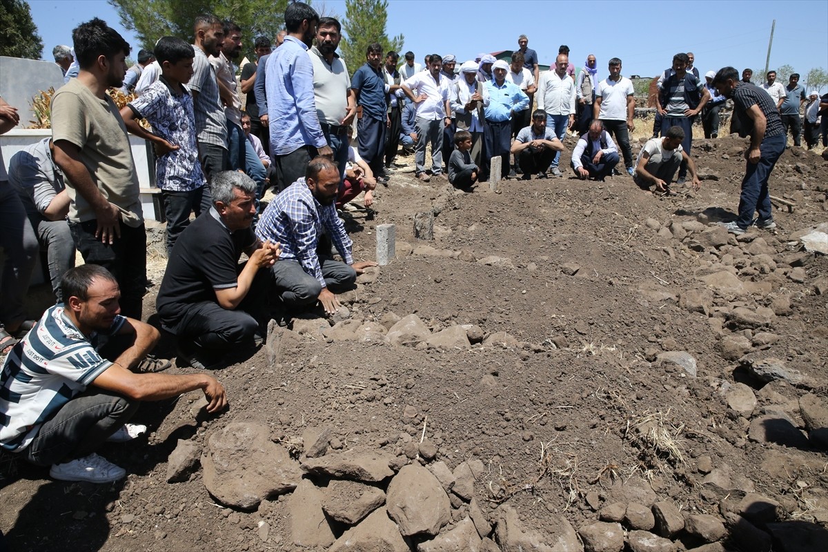 Şanlıurfa'da kontrolden çıkan aracın kaldırımdaki yayalara çarpması sonucu hayatını kaybeden aynı...