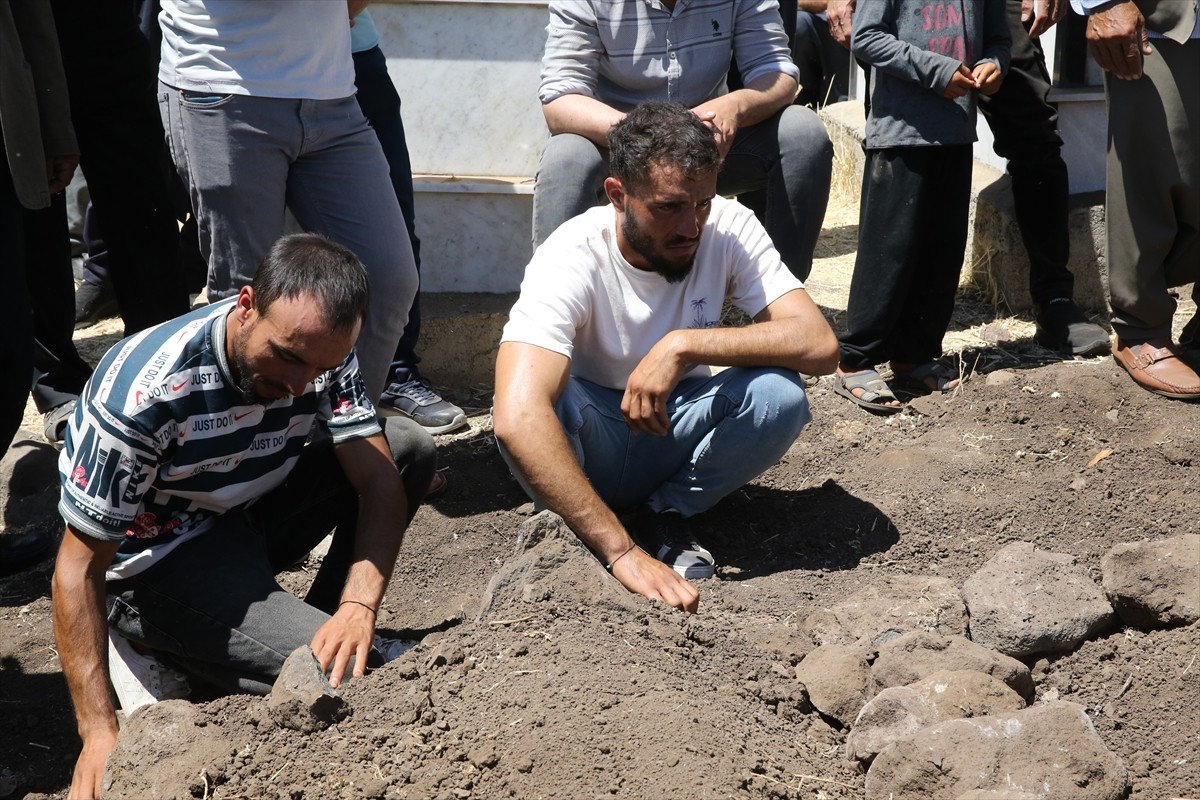 Şanlıurfa'da kontrolden çıkan aracın kaldırımdaki yayalara çarpması sonucu hayatını kaybeden aynı...